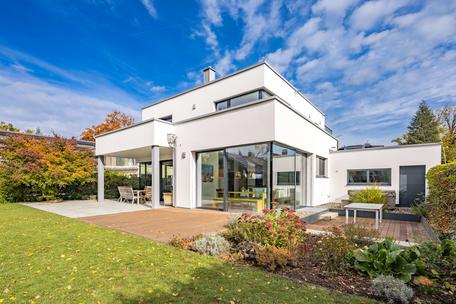 Modern architect's villa in Bauhaus style with perfect orientation