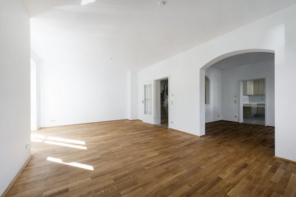 Wohn- und Essbereich mit Rundbogendurchbruch