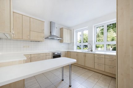 U-förmige Einbauküche mit Ahornfronten