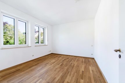 Helles Schlafzimmer mit Eichenparkett