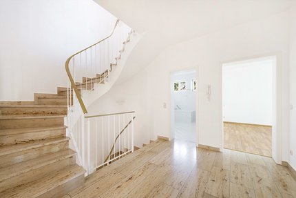 Flur und Treppenhaus in hellem Naturstein