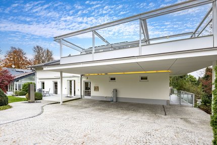 Prestigious driveway with wallbox