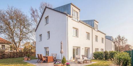 Family friendly, modern house half in green location