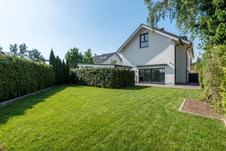 Modern semi-detached home with 6 rooms and stylish flair