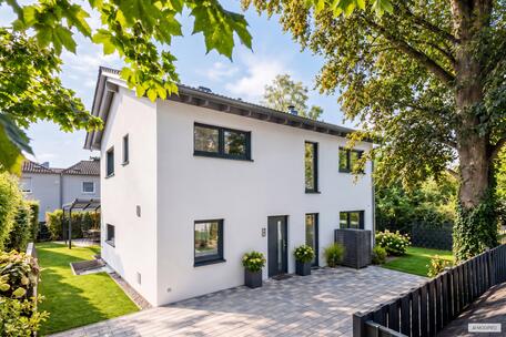 Modern home technology in a green setting: A nearly new single-family home with a south-facing garden and spa