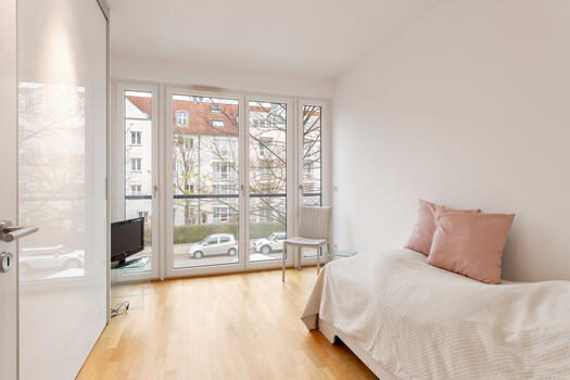 Guest room/study with built-in closet