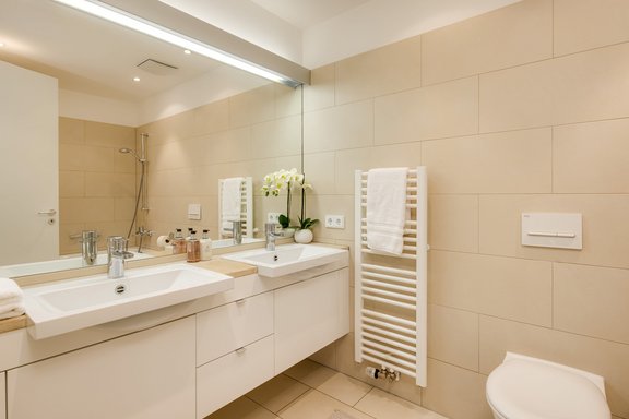 Main bathroom with bathtub