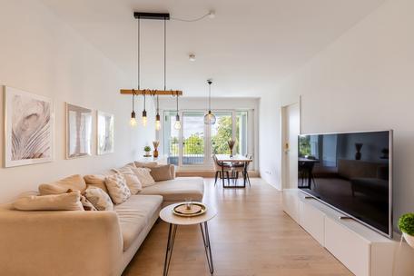 Modern, quiet 4-room apartment with west-facing loggia, right next to a green area with park flair