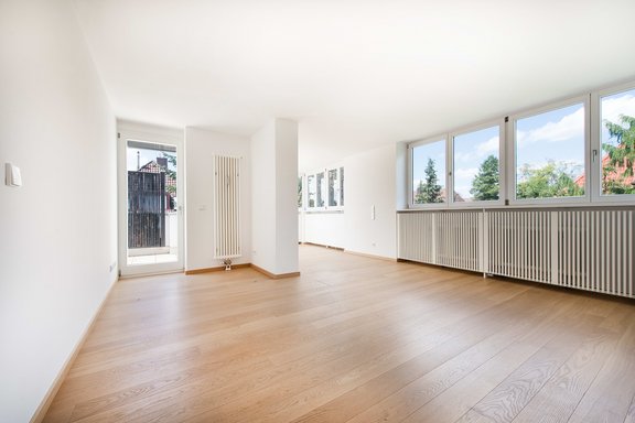 Master bedroom with bath en suite