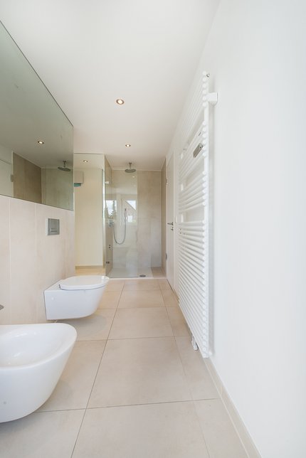 Floor-level shower with rain shower head