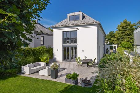 Modern family idyll with heat pump in quiet Nymphenburg villa location