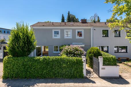Modernized, spacious corner house with 4 bedrooms, a pool, and a magnificent garden