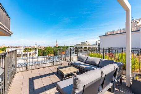 Furnished 3-room penthouse with spectacular rooftop terrace in exclusive new-build quarter
