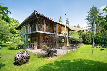 Sustainable, healthy living, and filled with light in a setting close to nature: A unique home with a cozy atmosphere