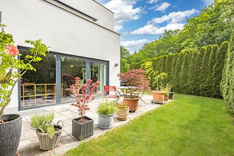 Near the Würm River: Sunny garden apartment with a south-facing terrace