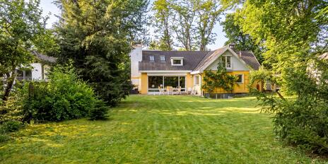 A prime location surrounded by nature: a 1,150 m² lot with a spacious garden