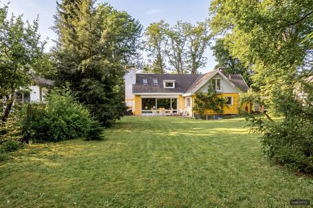 A prime location close to nature: 1,150 m² lot with a spacious garden