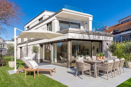 New build: Spacious 4-room garden apartment with hobby room and private house-within-a-house feeling