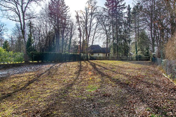 1,360 m² large, sunny south-west-facing property