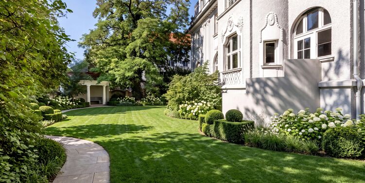 Neuklassizistisches Juwel: Beeindruckendes Stadt-Palais von 1911 mit parkähnlichem Garten