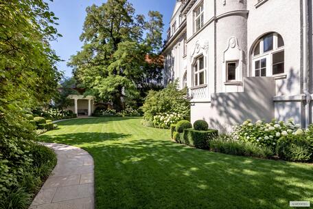 A Neoclassical Gem: An Impressive City Mansion from 1911 with a Park-Like Garden