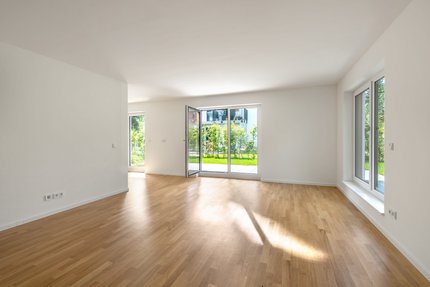 Bright living / dining area