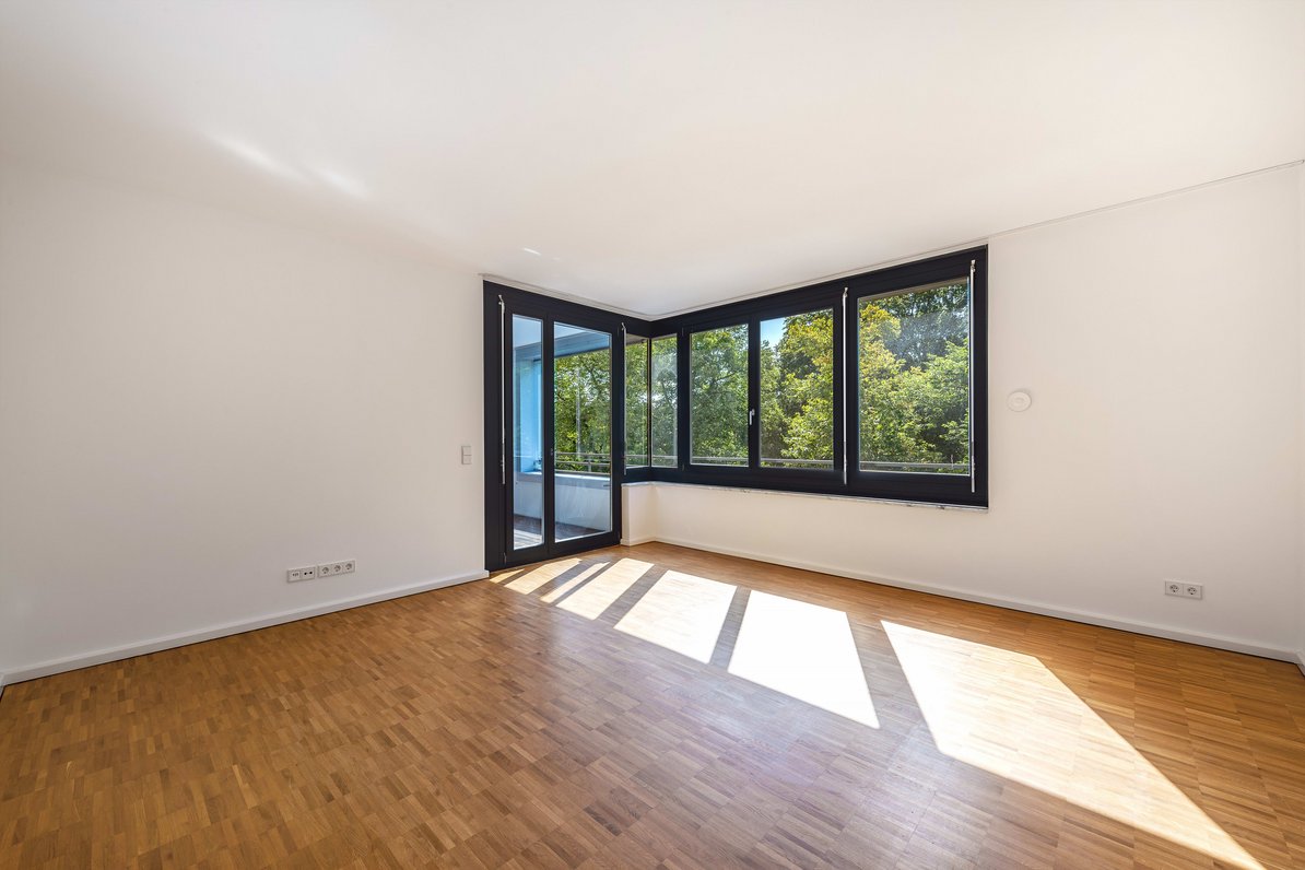 Well-designed living/dining area with a sunny ambience