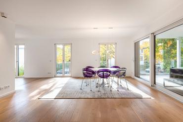 As-new 4- to 5-room apartment with exclusive furnishings in elegant urban villa from 2017