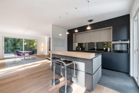 As-new 4- to 5-room apartment with exclusive furnishings in elegant urban villa from 2017