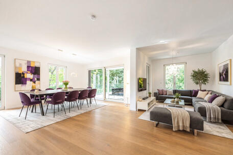 Spacious 4-room apartment with elegant finishes in a timeless, like-new city villa