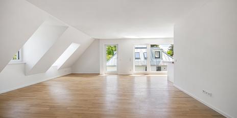 Like-new 4-bedroom penthouse apartment with a balcony and loggia in a green setting