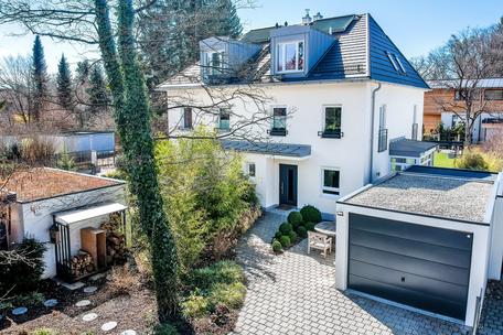 Neuwertige Haushälfte mit sehr gutem Grundriss, bester Ausstattung und zauberhaftem Garten