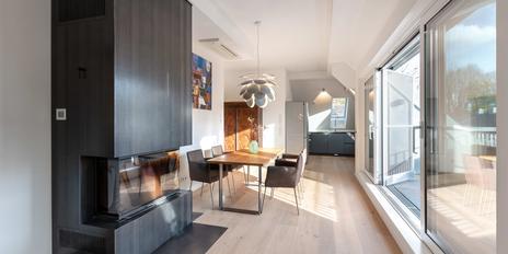 As-new, air-conditioned 3-room top-floor apartment with elevator access and penthouse flair