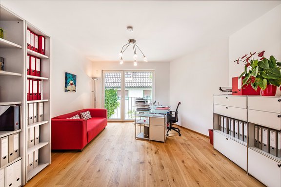 Lichtdurchflutete Räume dank bodentiefer Fenster