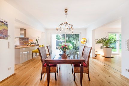 Großer Essbereich mit angrenzender Küche