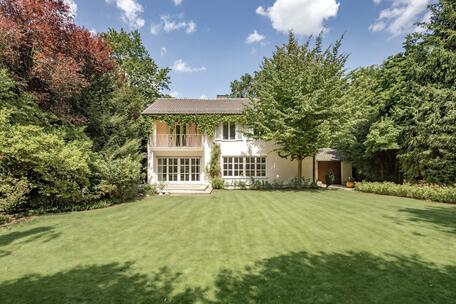 Prime Location in Alt-Bogenhausen: Park-like Property with a Family Home—or Potential for New Construction