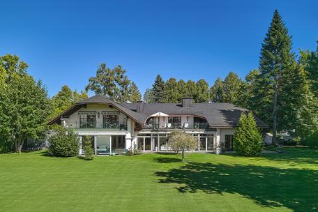 Just a few steps from the lake: elegant villa property with indoor pool and spa area
