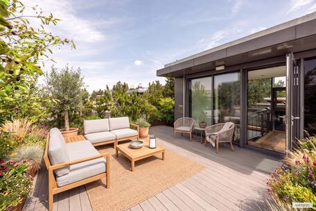 Nymphenburger Höfe: 3-room city apartment with penthouse charm, a fireplace, and a spectacular rooftop garden