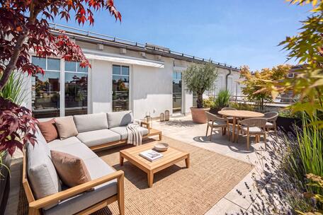 Penthouse in a Prime Location: Perfectly Designed 5-Room Roof Terrace Apartment