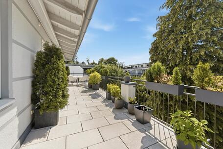 Penthouse Charm: High-end 3-room apartment with a rooftop terrace in a prime, green location
