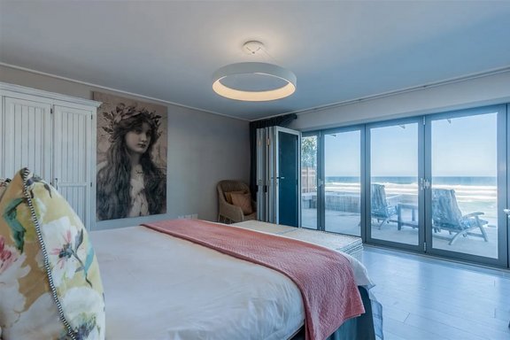 Bedroom with access to pool