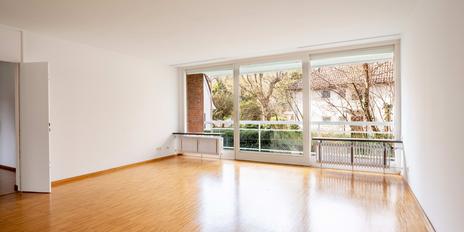 A perfectly laid-out 2-bedroom apartment with balconies overlooking the English Garden