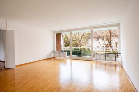 A perfectly laid-out 2-bedroom apartment with balconies overlooking the English Garden