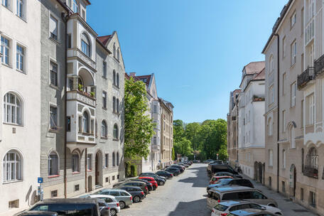 Magnificent 4- to 5-room apartment in a historic Art Nouveau building dating from 1899