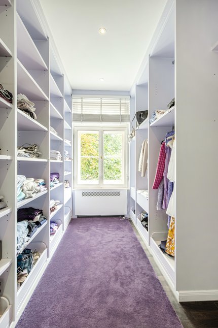 Dressing room with made-to-measure fixtures