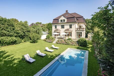 Magnificent villa property with a south-facing garden and pool, ready for renovation