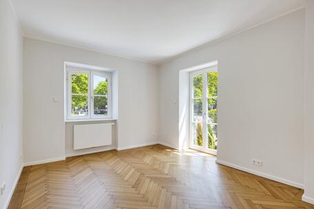 Private garden and historic building charm: Charming 3-room apartment on the Schlosskanal