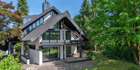 Privacy in the countryside: spacious family home with dream garden and pool