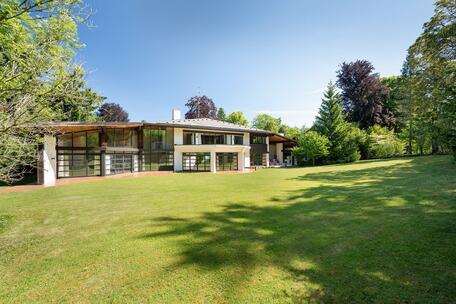Privacy in a prestigious garden setting: Architect-designed villa from 1982 with a guest house, or the option to build a new home