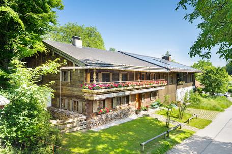 Rarity: Listed farmhouse half with historic flair and dreamlike garden